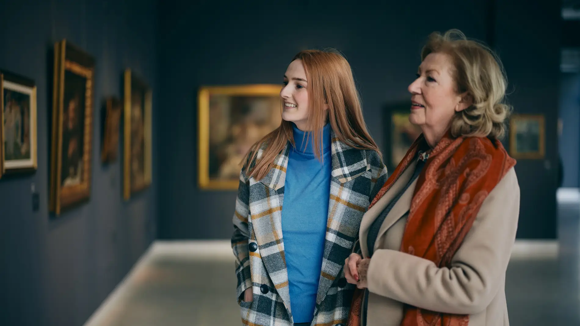Mujeres de visita en un museo