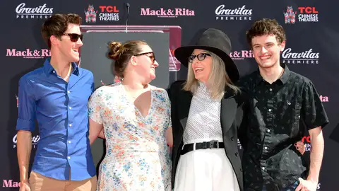 Diane Keaton junto a sus hijos, situados a su derecha e izquierda en la imagen Diane Keaton junto a sus hijos, situados a su derecha e izquierda en la imagen