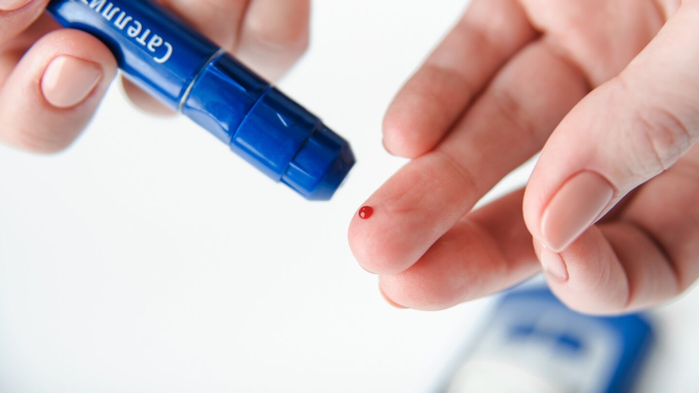 Medir la glucosa con gluc&oacute;metro