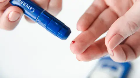 Medir la glucosa con glucómetro Medir la glucosa con glucómetro