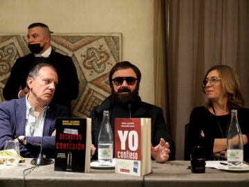 El escritor Fernando Rueda, Mikel Lejarza (El Lobo), y la editora Blanca Rosa Roca