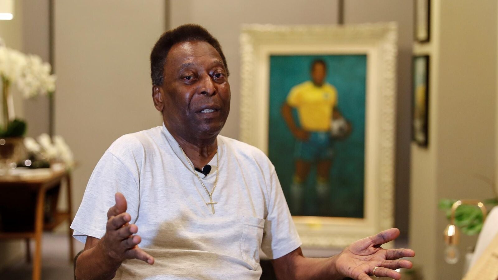 Pelé calma a sus seguidores y anuncia que sigue fuerte
