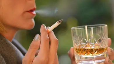 Un estudio detalla cómo fumar y beber eleva el riesgo de cáncer de cuello y cabeza
