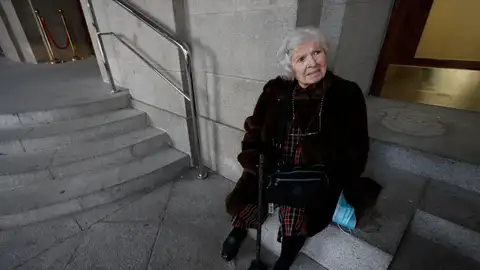 Manoli, de 85 años ya hace cola para el sorteo de Navidad Manoli, de 85 años ya hace cola para el sorteo de Navidad
