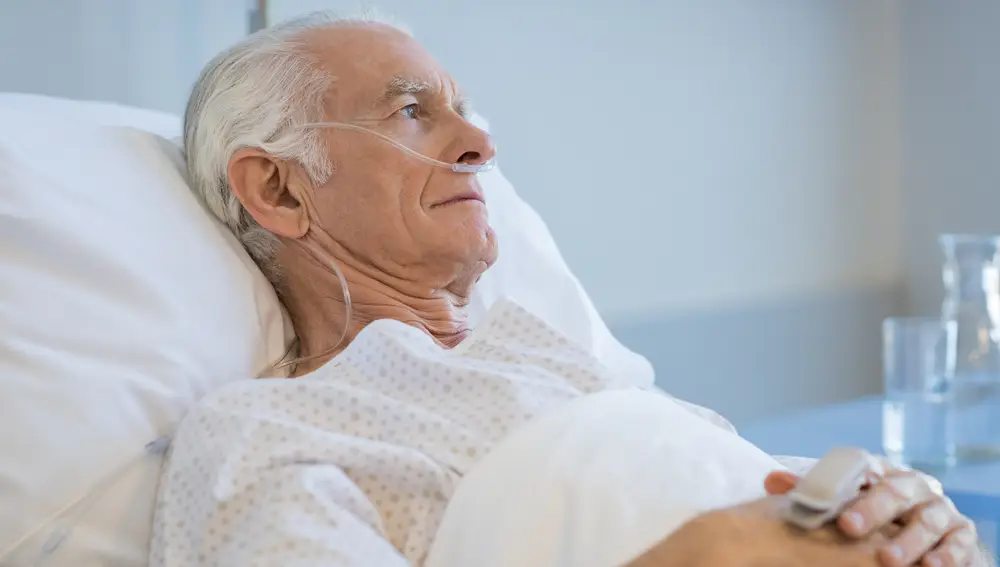 Hombre mayor ingresado en hospital