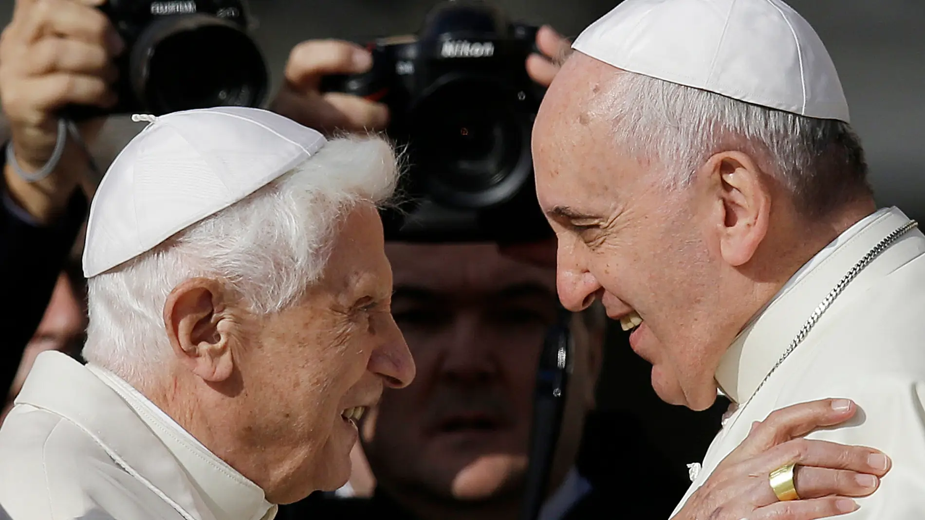 Los papas Benedicto XVI y Francisco se saludan
