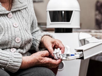 Un robot ayudando a una persona de avanzada edad