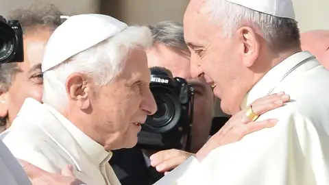 Tras la muerte de Benedicto XVI, así será el funeral del primer papa al que despedirá otro papa Tras la muerte de Benedicto XVI, así será el funeral del primer papa al que despedirá otro papa