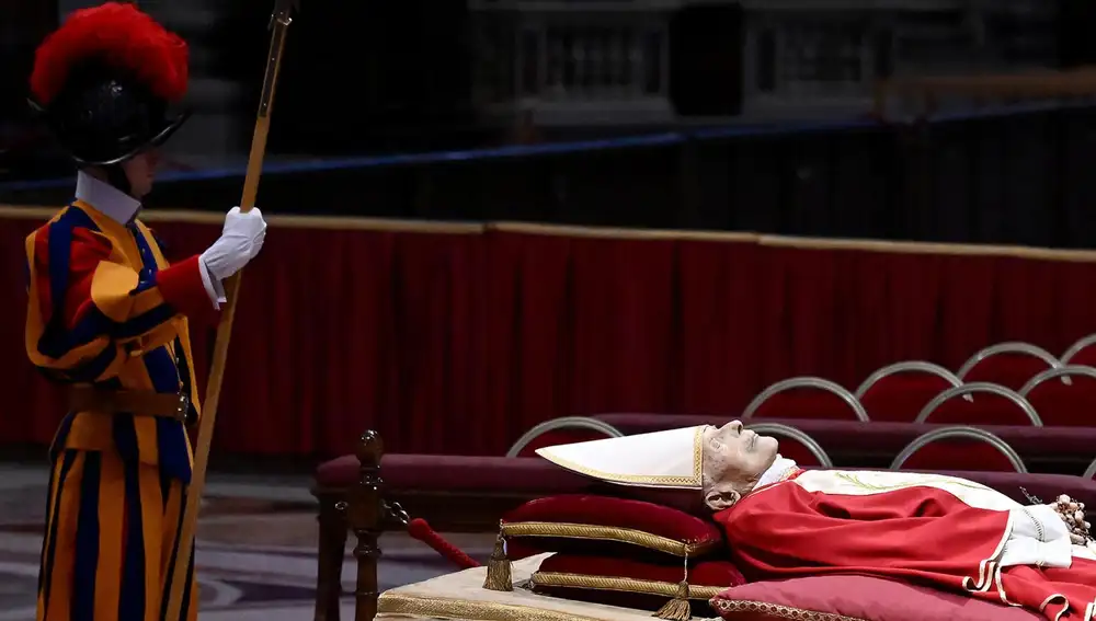 Los restos mortales del papa emérito Benedicto XVI