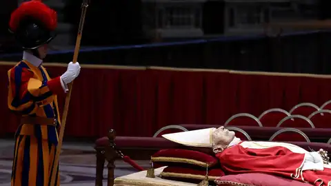 Los restos mortales del papa emérito Benedicto XVI Los restos mortales del papa emérito Benedicto XVI