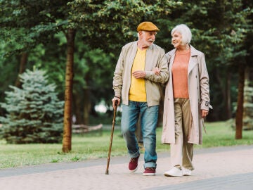 Personas mayores caminando