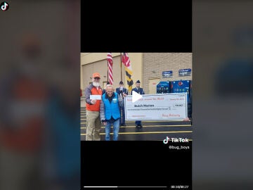 Butch y Rory McCarty en el momento de la entrega del cheque