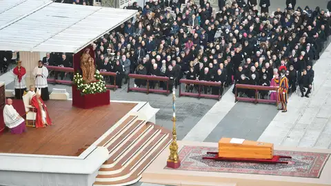 El papa Francisco preside el funeral de Benedicto XVI El papa Francisco preside el funeral de Benedicto XVI
