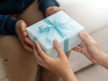 Persona mayor recibiendo un regalo