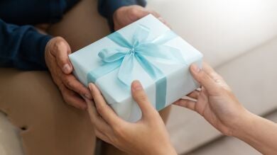 La emotiva reacción de un abuelo cuando su nieta le regala el juguete que deseaba desde pequeño