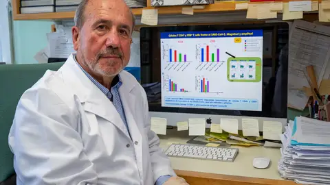 El virólogo Mariano Esteban, en su laboratorio del CNB-CSIC. El virólogo Mariano Esteban, en su laboratorio del CNB-CSIC.