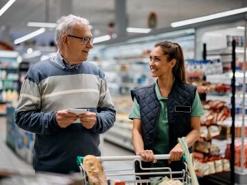 Un hombre hablando con una empleada de supermercado