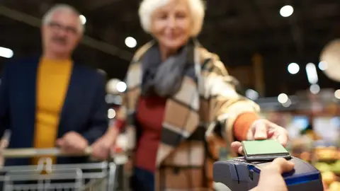 Mujer pagando la compra Mujer pagando la compra