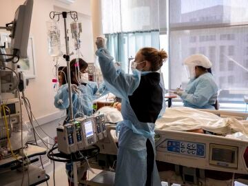 Enfermeras atienden a un paciente de covid-19 en la UCI