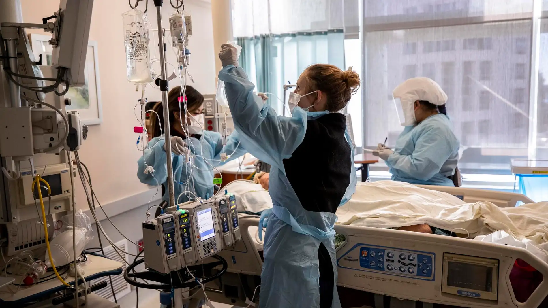 Enfermeras atienden a un paciente de covid-19 en la UCI