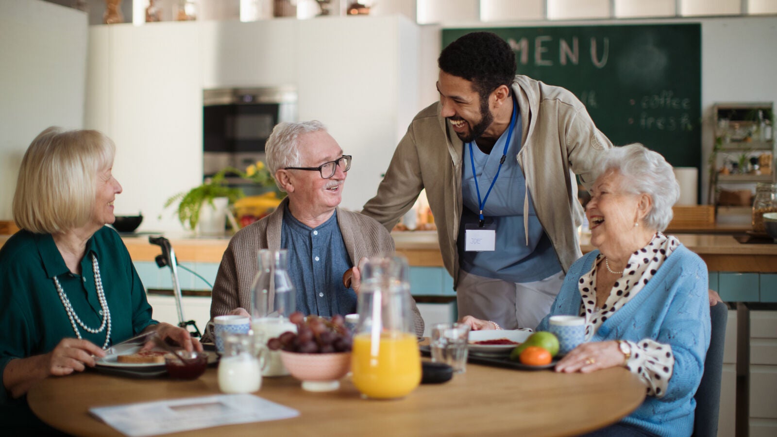 El Gobierno lanza una guía alimentaria para las residencias de mayores