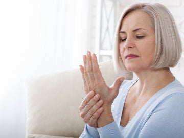 Mujer mayor con artrosis