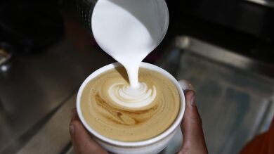 Un café con leche podría tener efectos antiinflamatorios