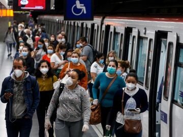 Usuarios del Metro de Barcelona con mascarilla.