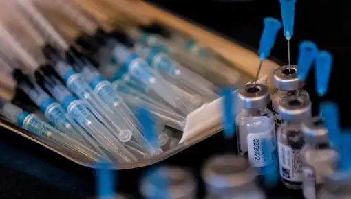 Un estudio destaca la conveniencia de vacunar conjuntamente contra el Covid-19 y la gripe