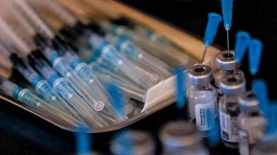 Un estudio destaca la conveniencia de vacunar conjuntamente contra el Covid-19 y la gripe