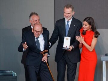 Juan Muñoz Martín junto a los reyes de España