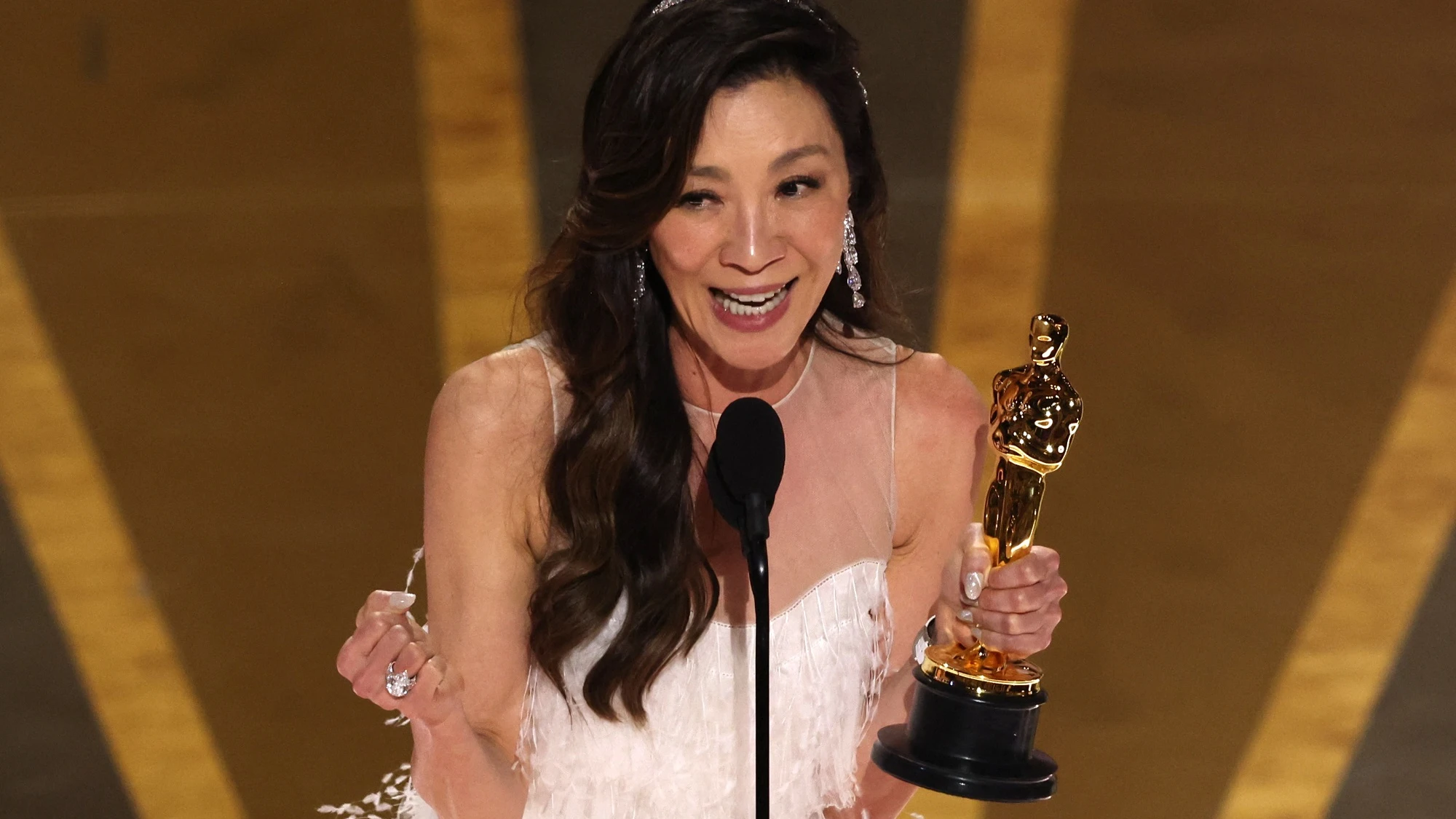 Michelle Yeoh hace historia al ganar el Oscar a Mejor Actriz por 'Todo a la vez en todas partes'