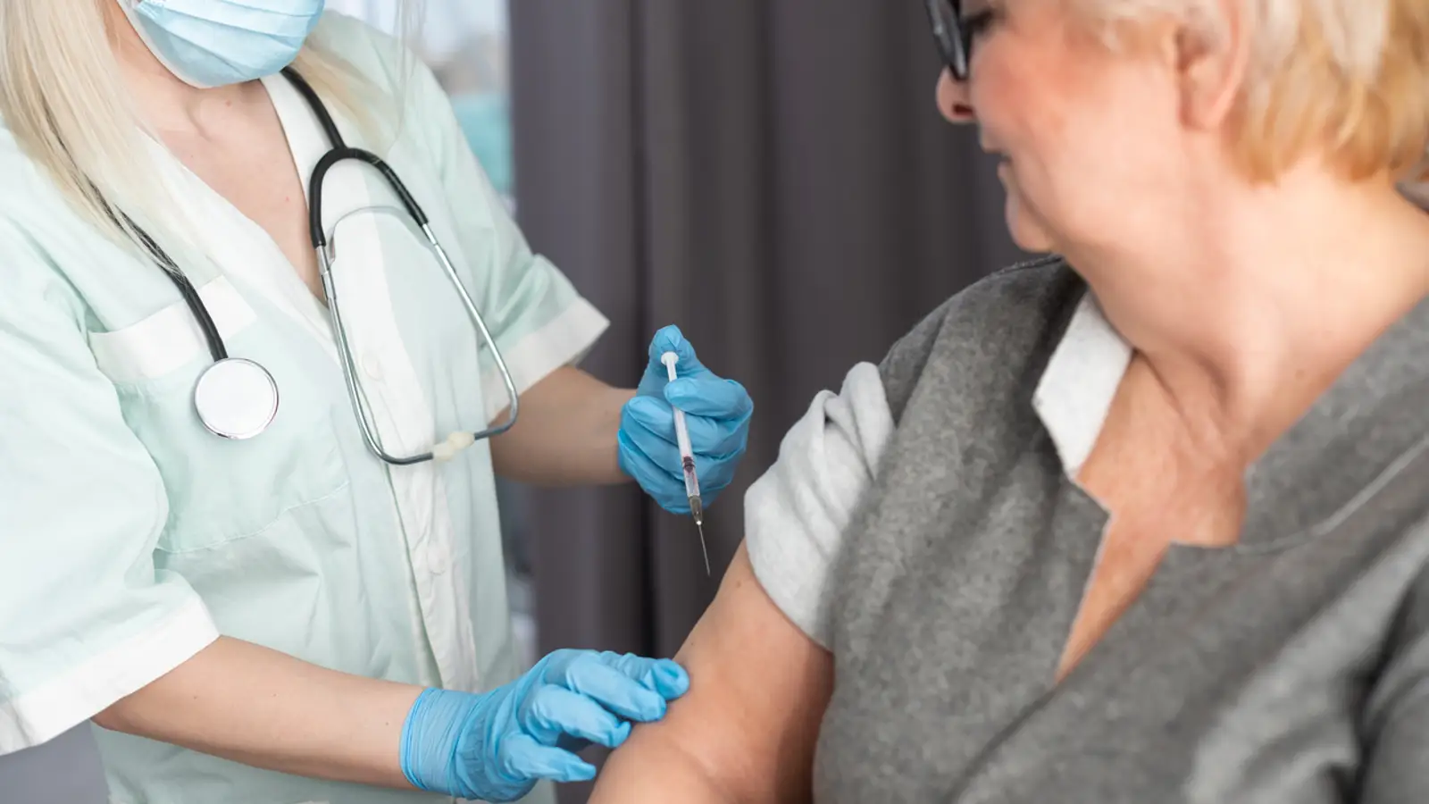 Arrancan las campañas de vacunación en prácticamente toda España pero se prevé congestión por falta de personal sanitario