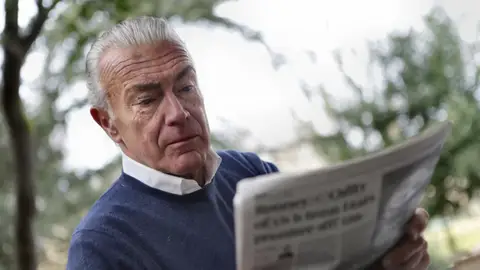 Señor leyendo periódico Señor leyendo periódico