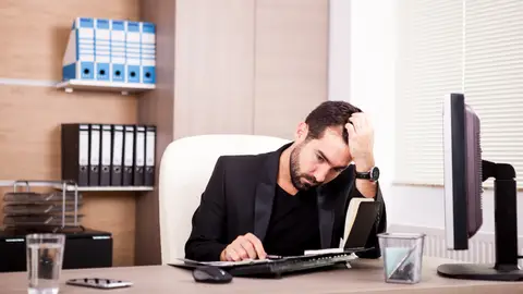 Trabajo de oficina cansado, vida sedentaria Trabajo de oficina cansado, vida sedentaria