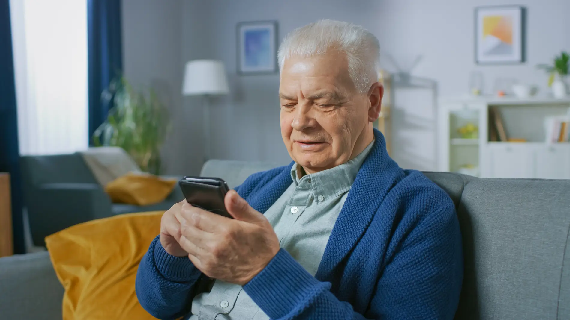 Hombre mayor usando el teléfono móvil