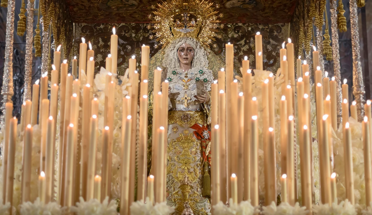 La Virgen de La Esperanza Macarena en la 'Madrugá' de Sevilla