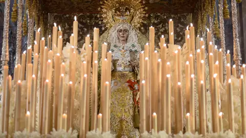 La Virgen de La Esperanza Macarena en la 'Madrugá' de Sevilla La Virgen de La Esperanza Macarena en la 'Madrugá' de Sevilla