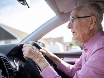 Hombre mayor al volante
