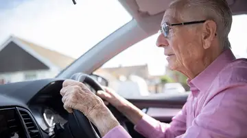 Hombre mayor al volante