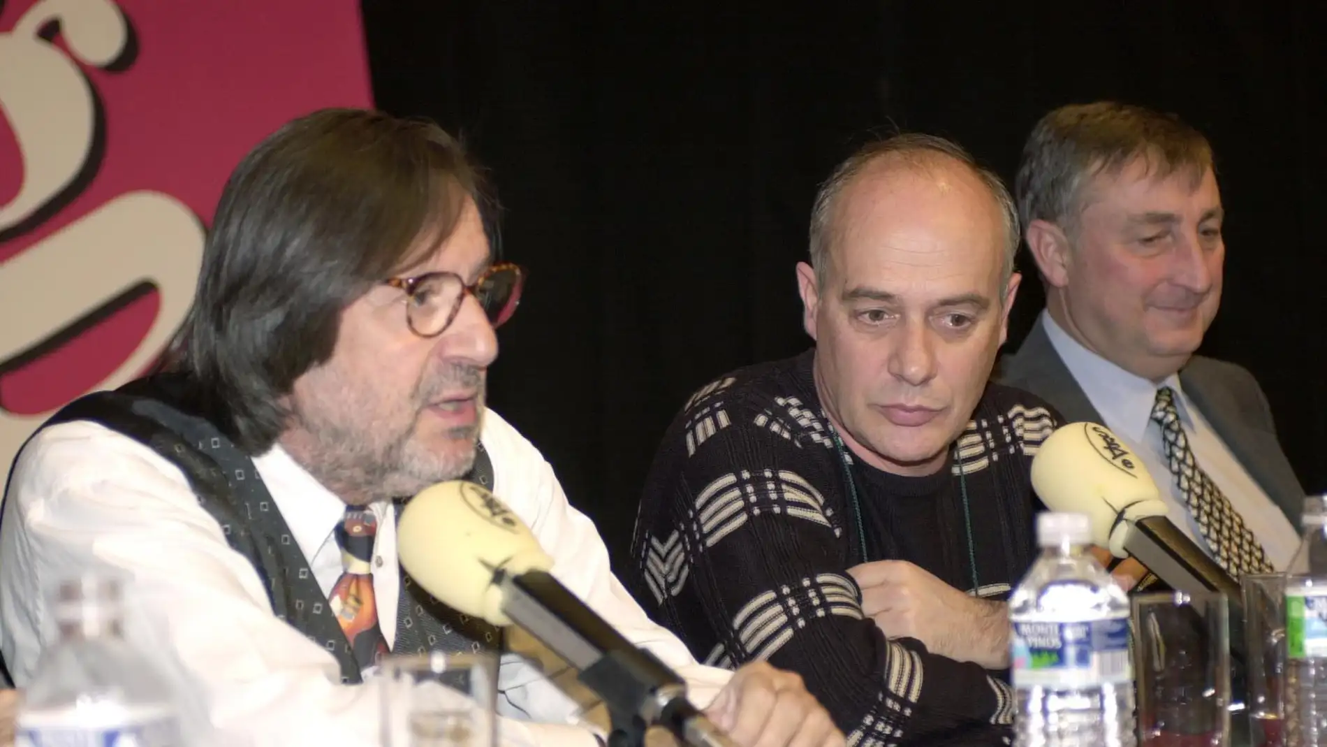 El periodista Carlos Tena (i), durante la presentación de un libro del cantautor catalán Joan Isaac