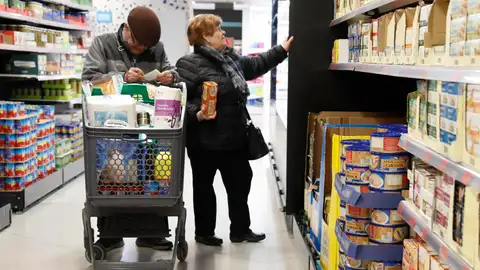 Personas mayores en un supermercado Personas mayores en un supermercado