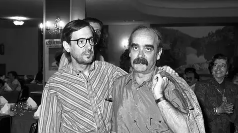 El periodista Carlos Tena (i) junto a José Antonio Labordeta El periodista Carlos Tena (i) junto a José Antonio Labordeta