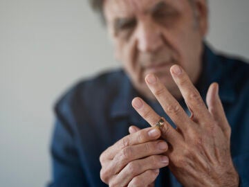 Divorcio: hombre mayor quit&aacute;ndose el anillo de casado