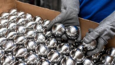 ¿Cómo se fabrican las bolas de petanca?