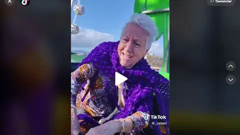 La divertida reacción de una abuela al montarse en una atracción de feria La divertida reacción de una abuela al montarse en una atracción de feria