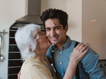 Persona mayor junto a un muchacho joven