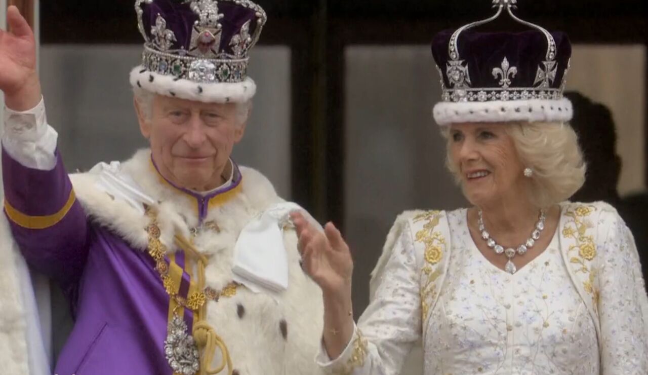 El rey de Inglaterra Carlos III y la reina consorte Camila Parker tras la coronaci&oacute;n