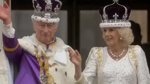 El rey de Inglaterra Carlos III y la reina consorte Camila Parker tras la coronación El rey de Inglaterra Carlos III y la reina consorte Camila Parker tras la coronación