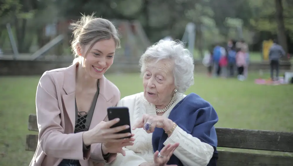 Ampliar el tamaño del texto y monitorizar la salud: aplicaciones útiles para el día a día de una persona mayor